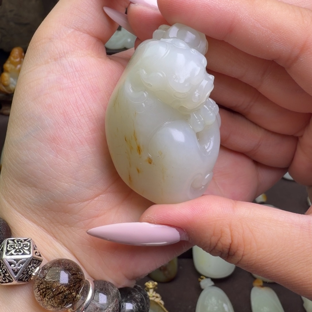 一***草和田玉未镶嵌颈饰