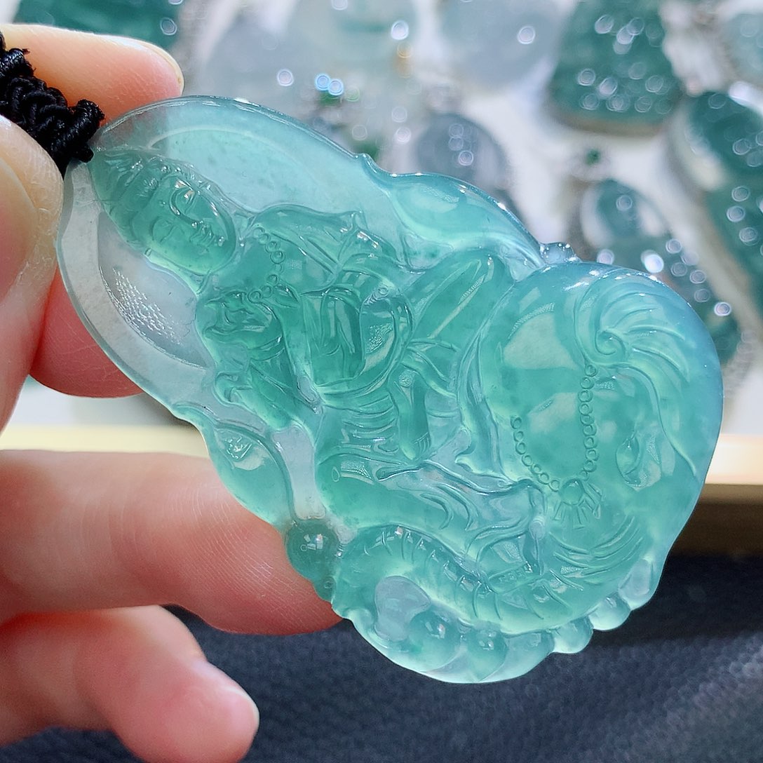 翡翠挂件未镶嵌翡翠