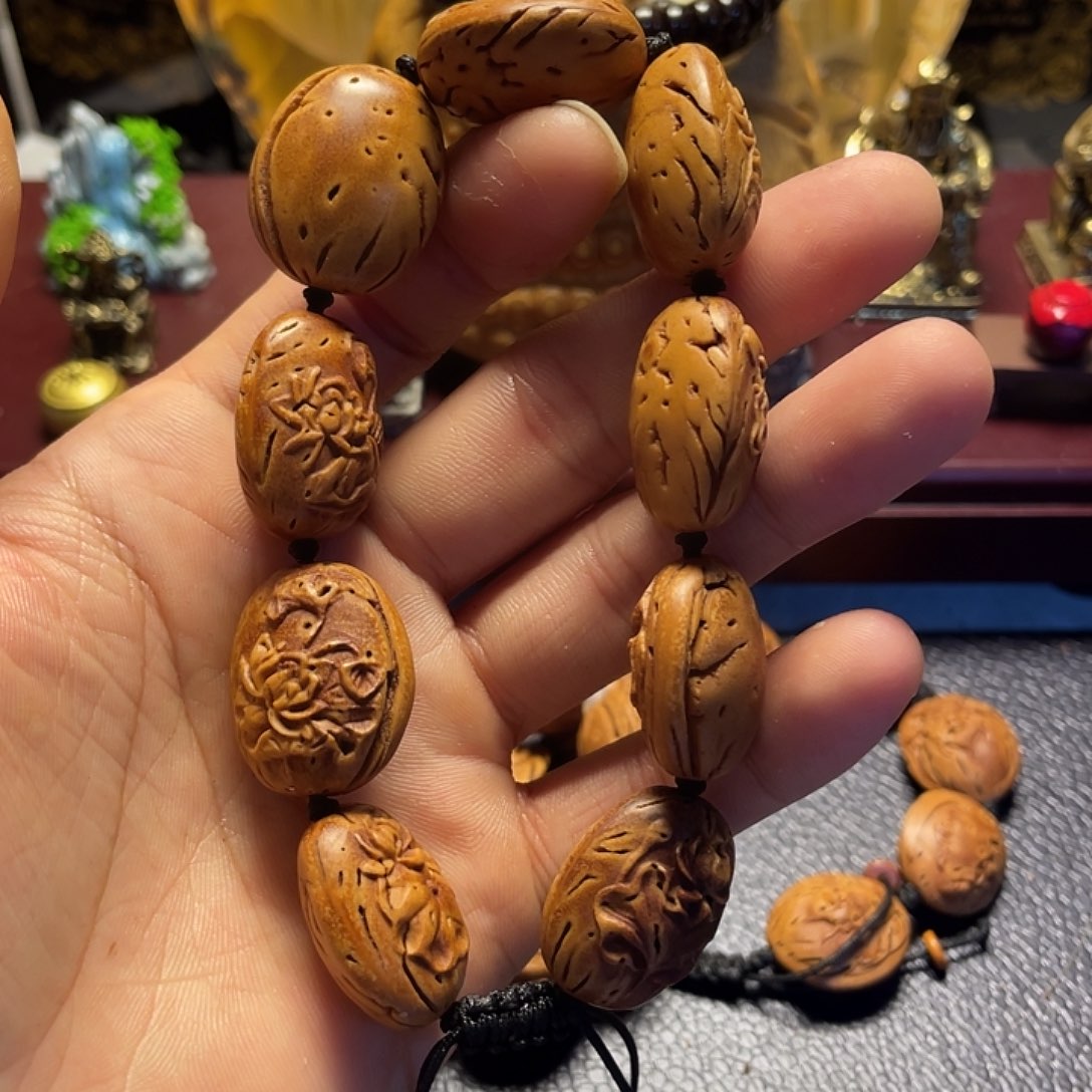 大桃核雕刻瑕疵莲花