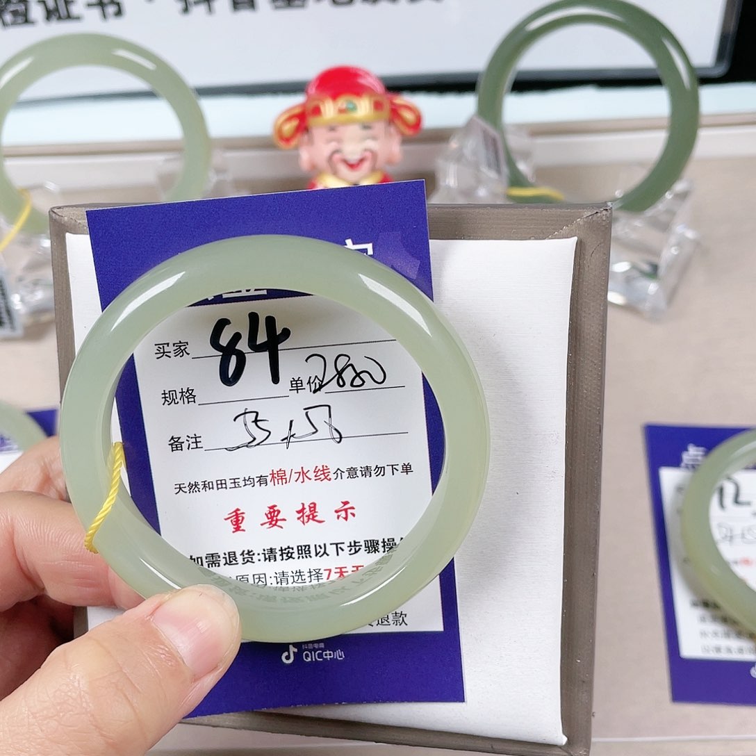 和田玉手镯未镶嵌柠****?