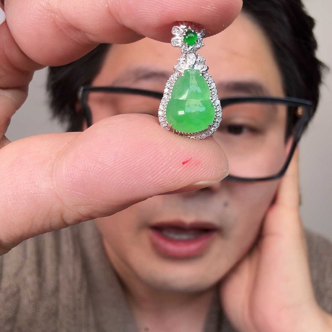 静***饭翡翠18K金镶嵌颈饰一件