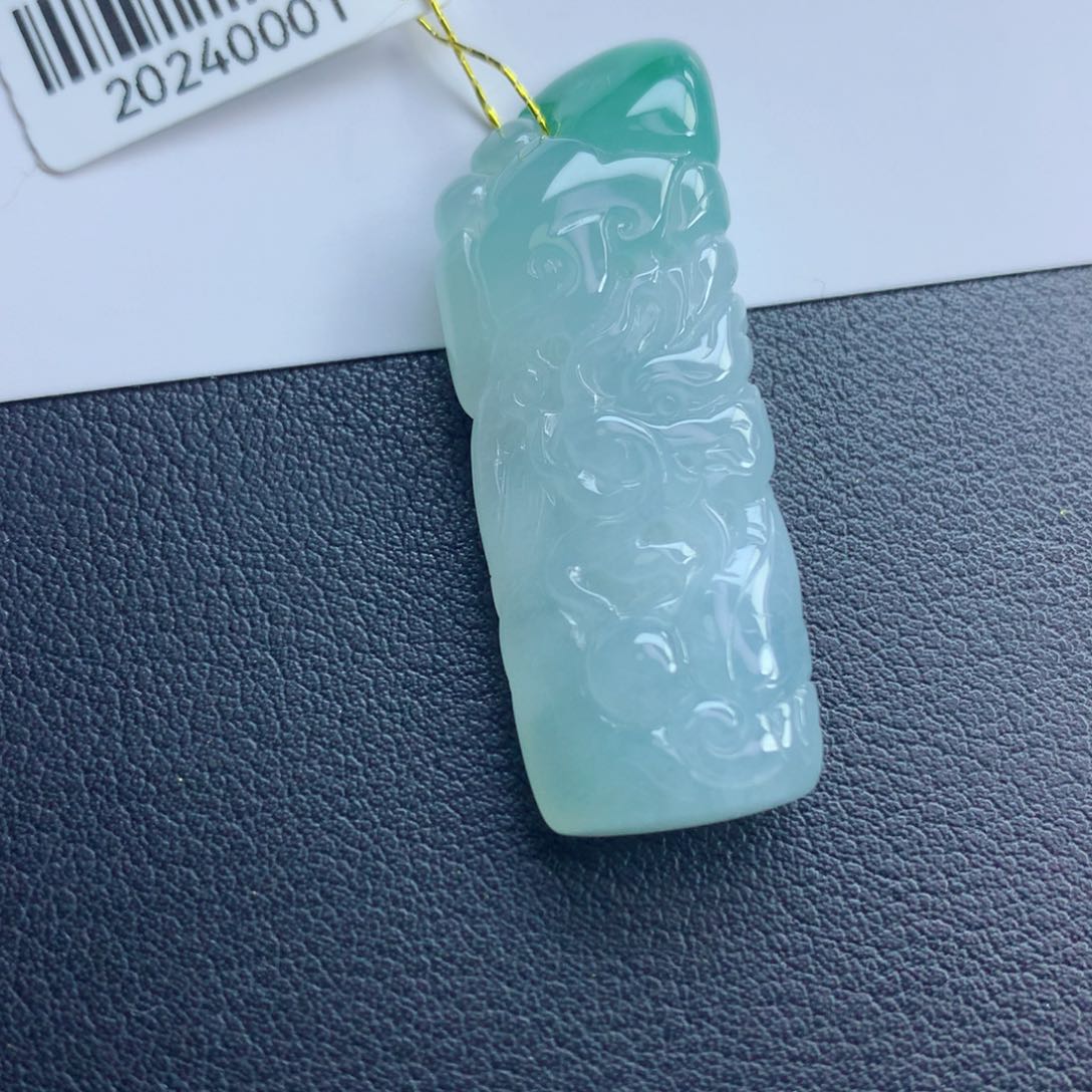 翡翠颈饰未镶嵌龙柱