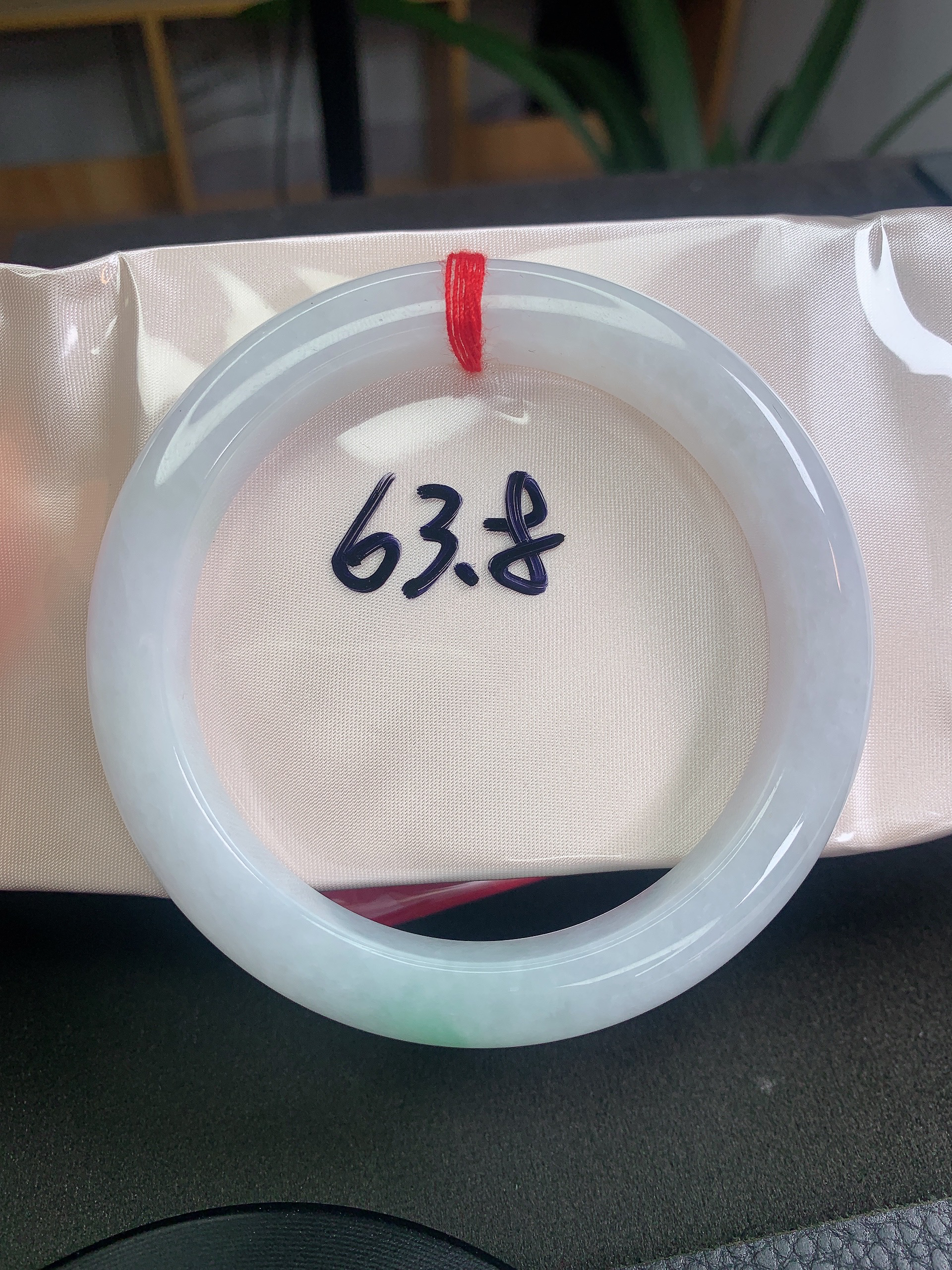 （120号）缅甸天然A货翡翠63-64圈口飘绿正圈手镯，有纹