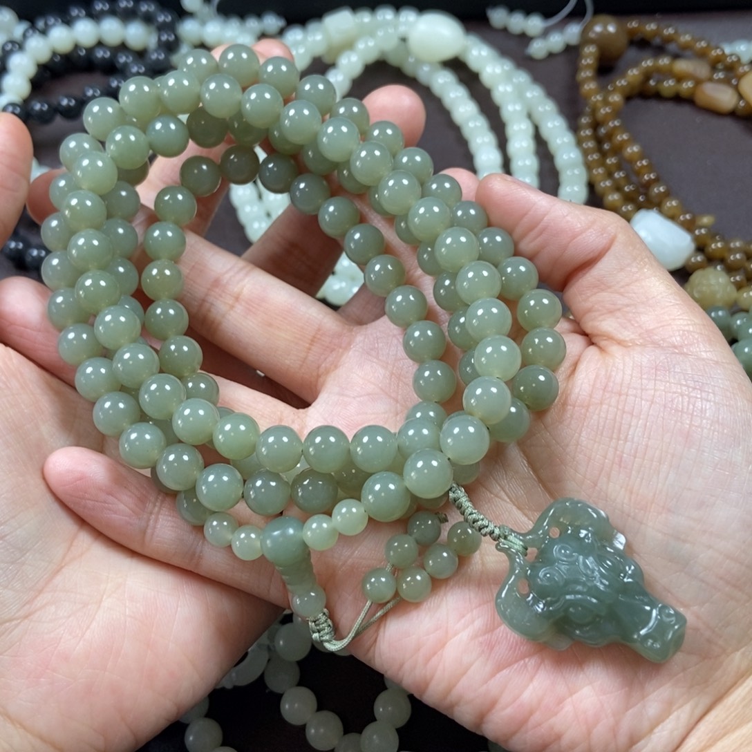 大***山和田玉未镶嵌把件