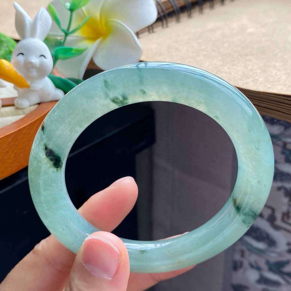 3.27批2360号翡翠手镯58.4-11.3-11.4冰油青飘花圆条！幽远而宁静