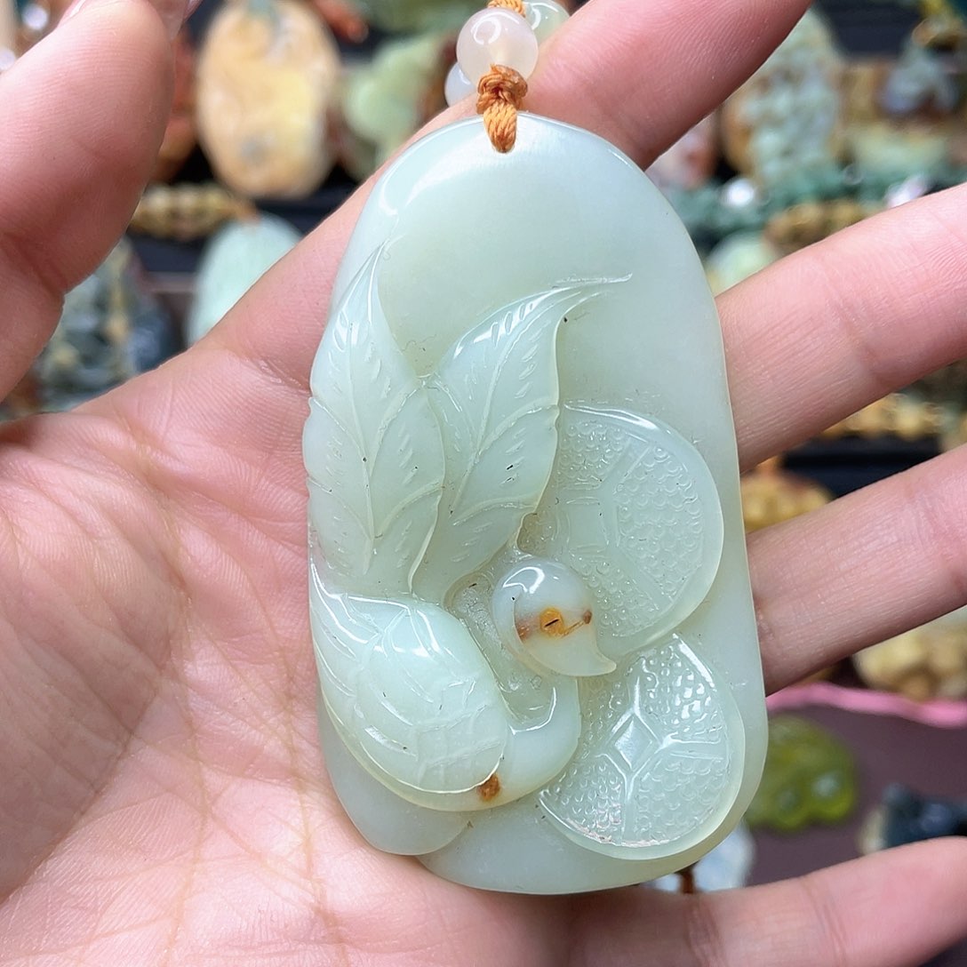 蛇纹石玉颈饰未镶嵌
