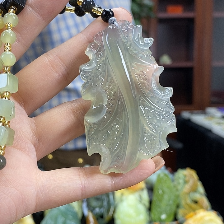 蛇纹石玉未镶嵌颈饰