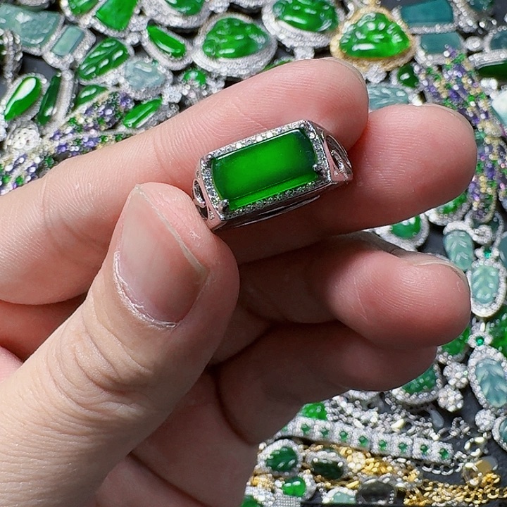 翡翠颈饰未镶嵌天然A货翡翠放漏