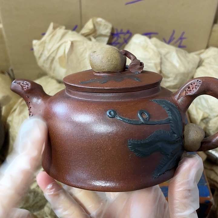 紫砂茶壶矿泥料，手工制作的一把紫砂壶。