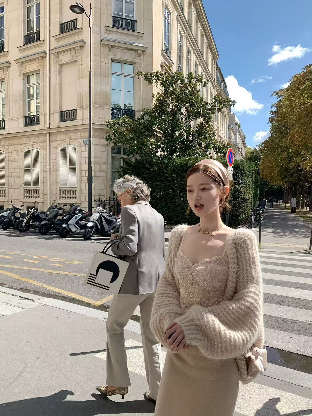 梦梦 MENGMENG｛秋季新款修身重工刺绣背心上衣}