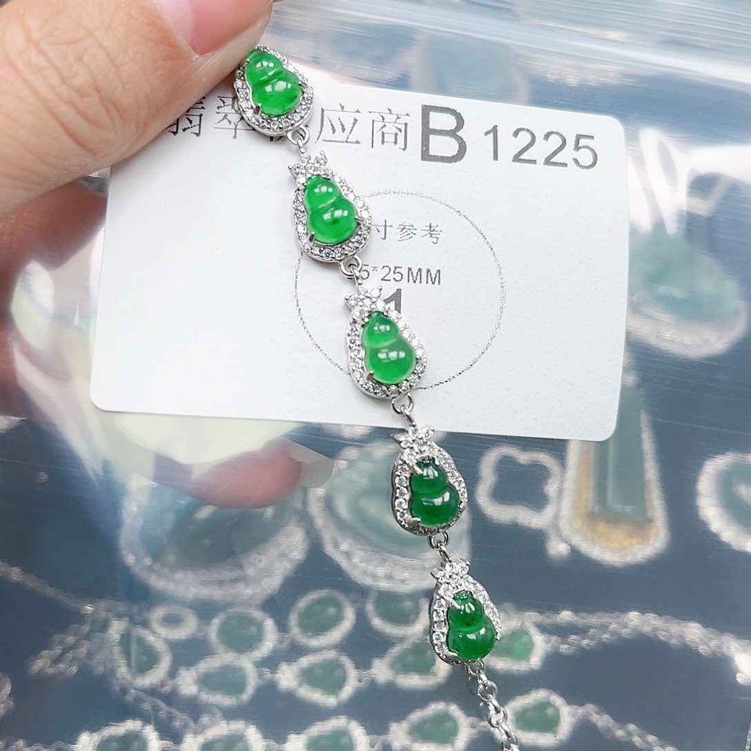 翡翠颈饰未镶嵌翡翠98