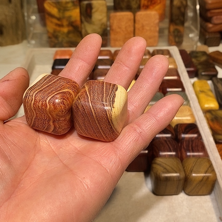 斯***撒香榧木木质哈啊玩件5888