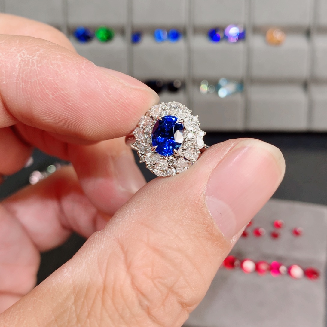 蓝宝石戒指18K金镶嵌1.58ct 皇家蓝蓝宝石戒指