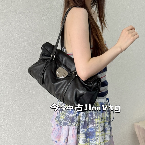 95新 Prada/普拉达 黑银全皮shoulder单肩包 底长34 063330