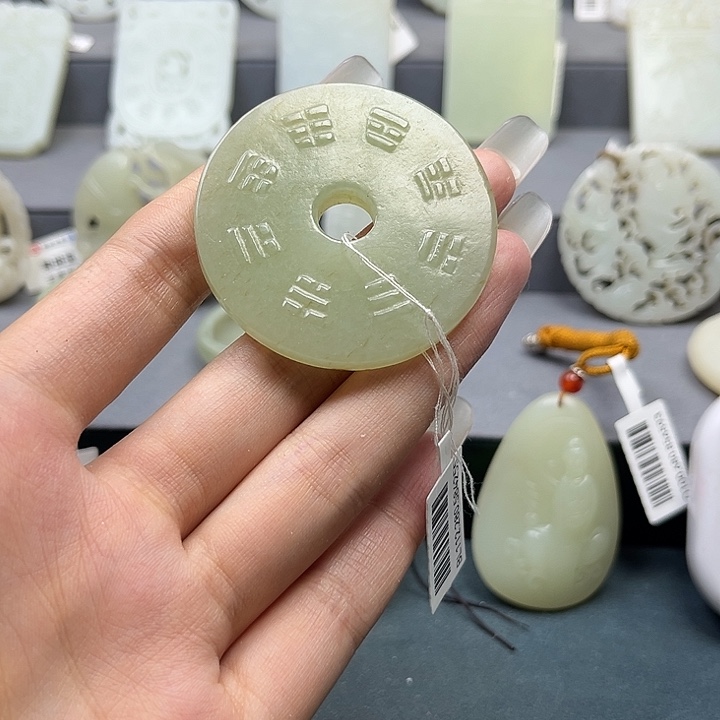 和田玉未镶嵌颈饰云*