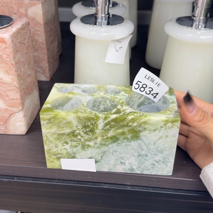 旷****野Yy5834。。。。。。。。。。。漏