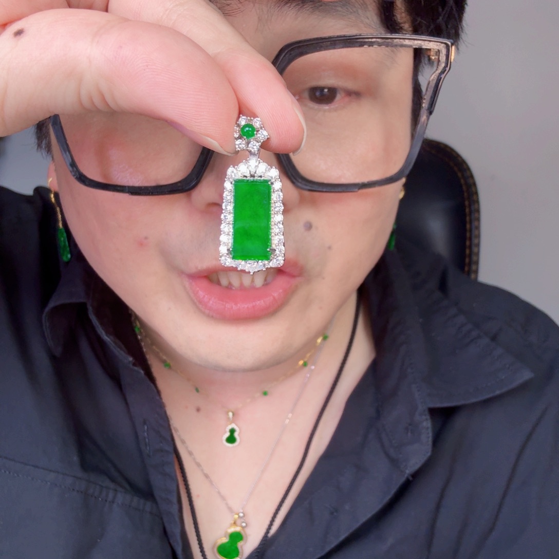 翡翠未镶嵌颈饰一件