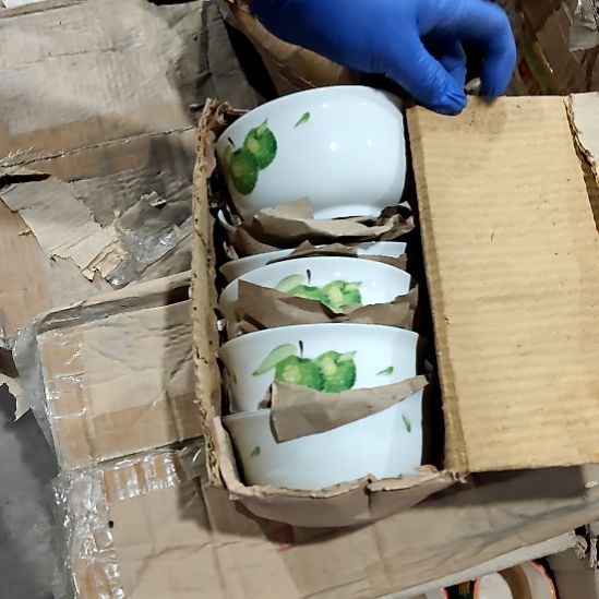 摆件盘子碗茶壶啥都有