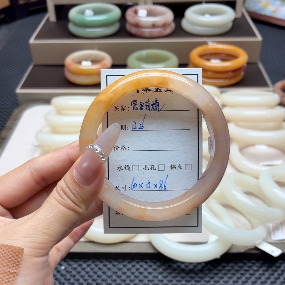 兜****石英质玉未镶嵌手镯