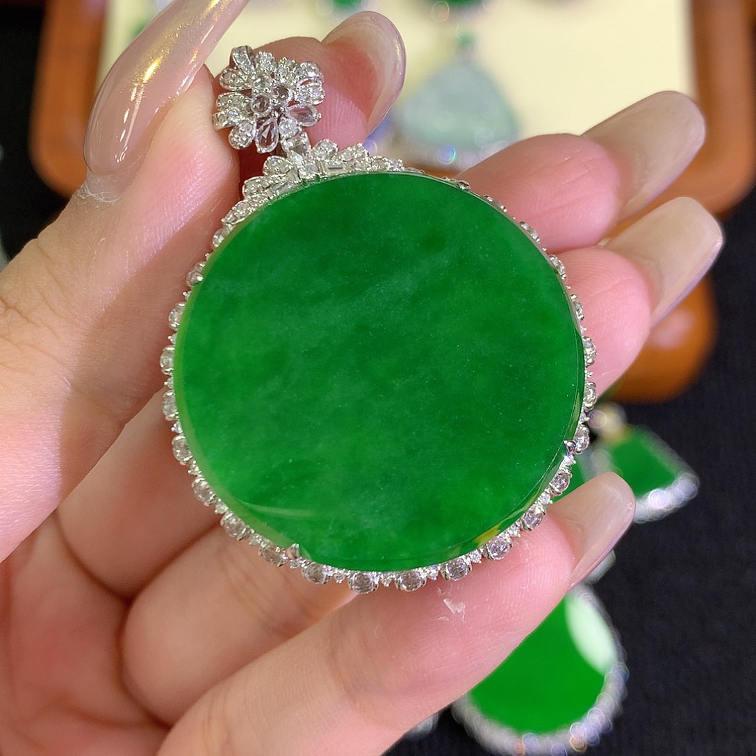 翡翠18K金镶嵌颈饰88888888888888