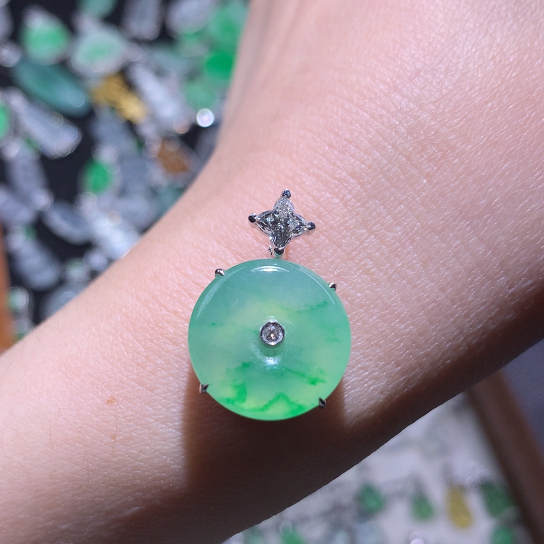 翡翠18K金镶嵌颈饰云峰浮绿平安扣 培育 钻