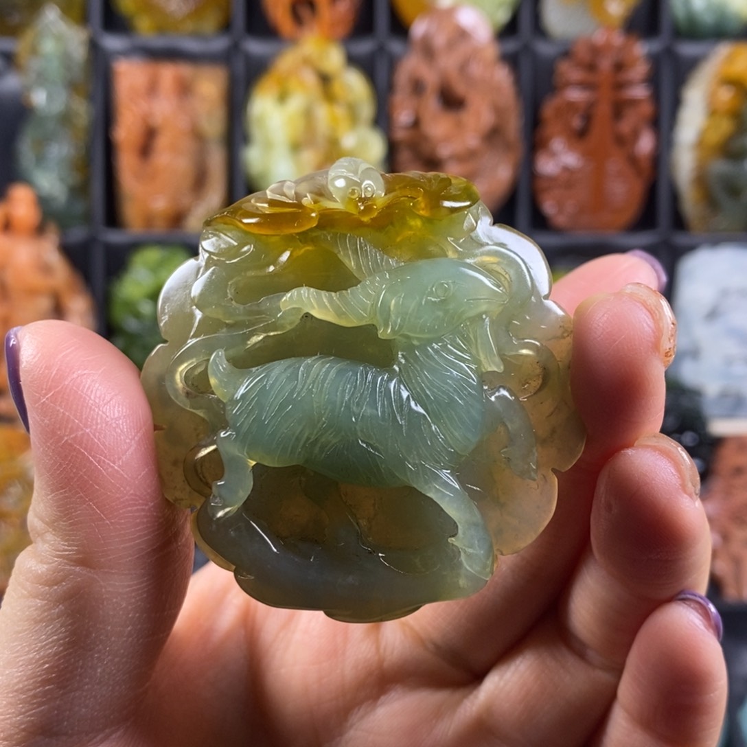 蛇纹石玉颈饰合金