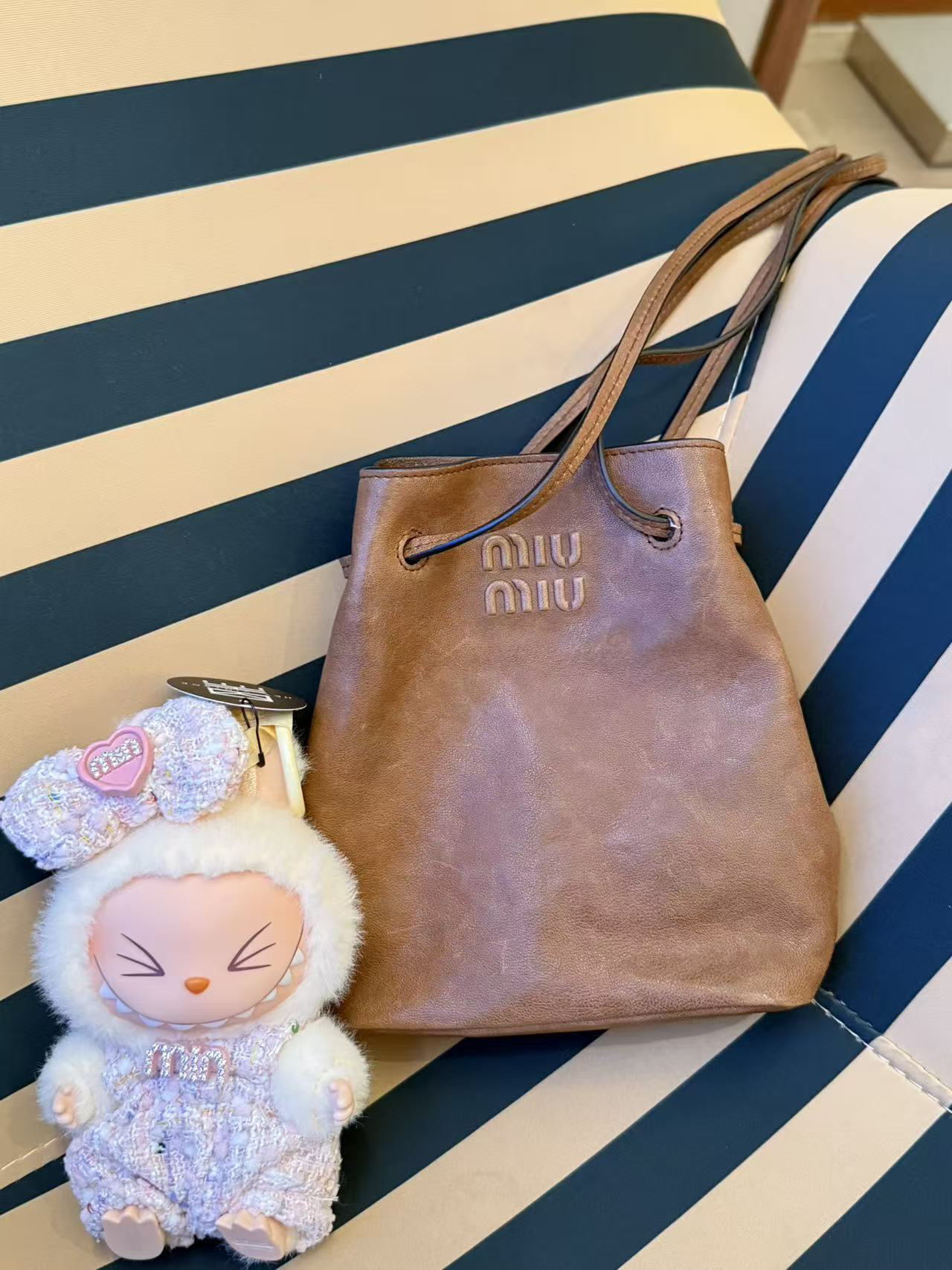95新 MIU MIU/缪缪 展会外场 干邑色福袋水桶包 