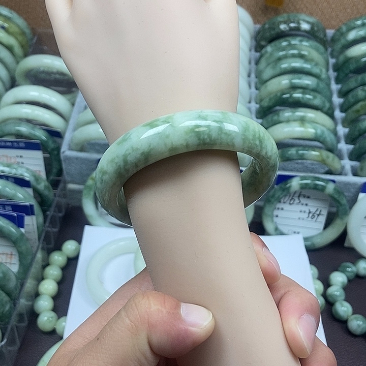 聂***聂蛇纹石玉未镶嵌手镯