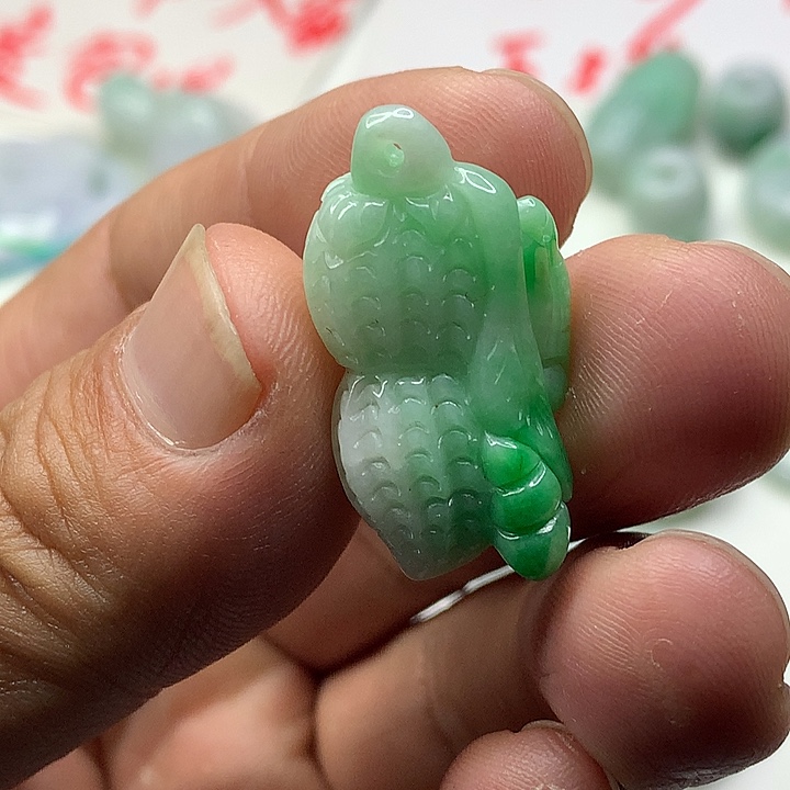 翡翠未镶嵌吊坠(赠链)