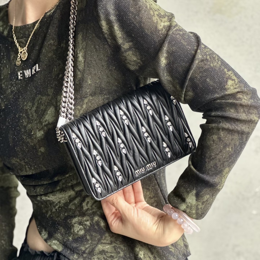 95新 MIU MIU/缪缪 缪缪斜挎包褶皱镶钻  21437