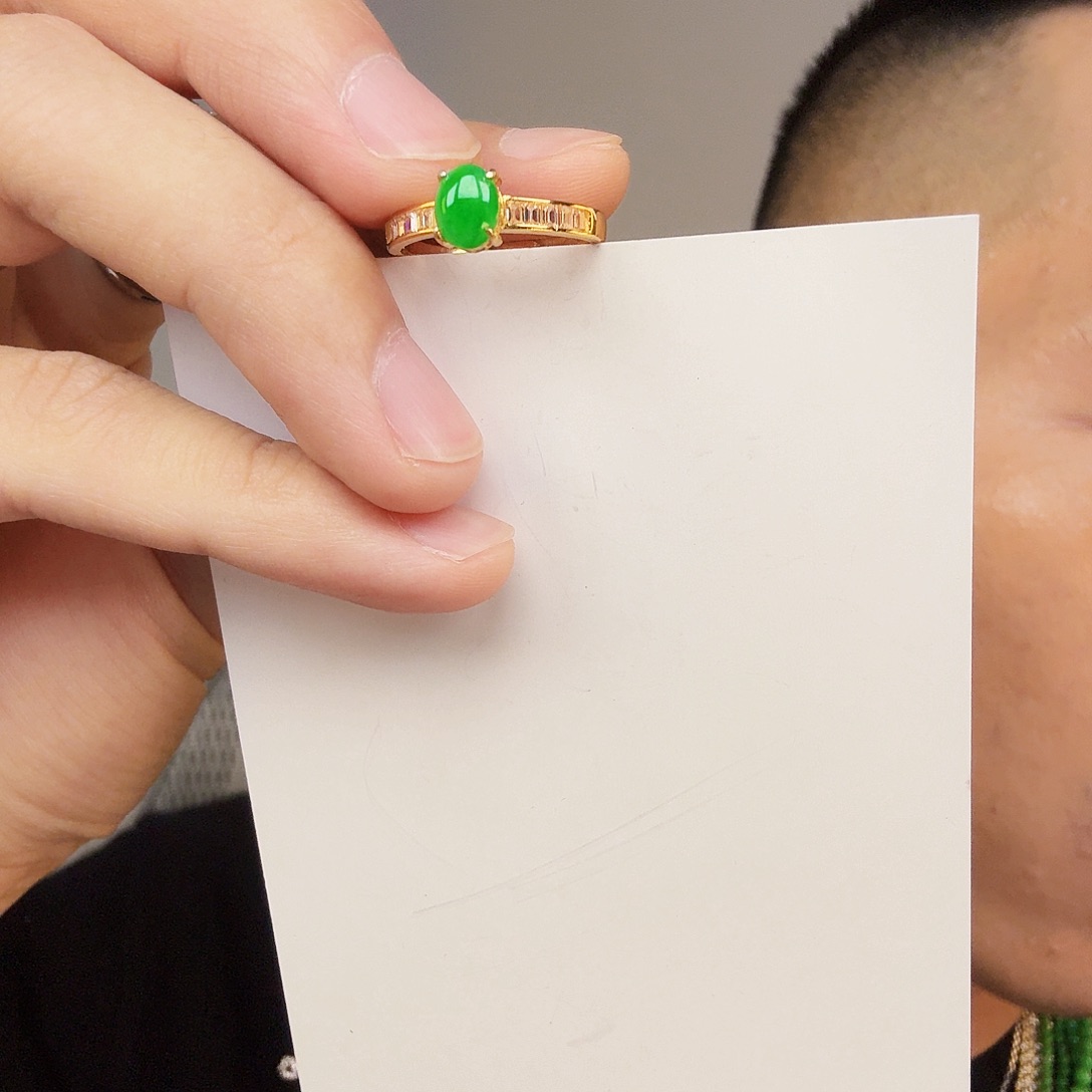 麦***萌翡翠未镶嵌颈饰一件