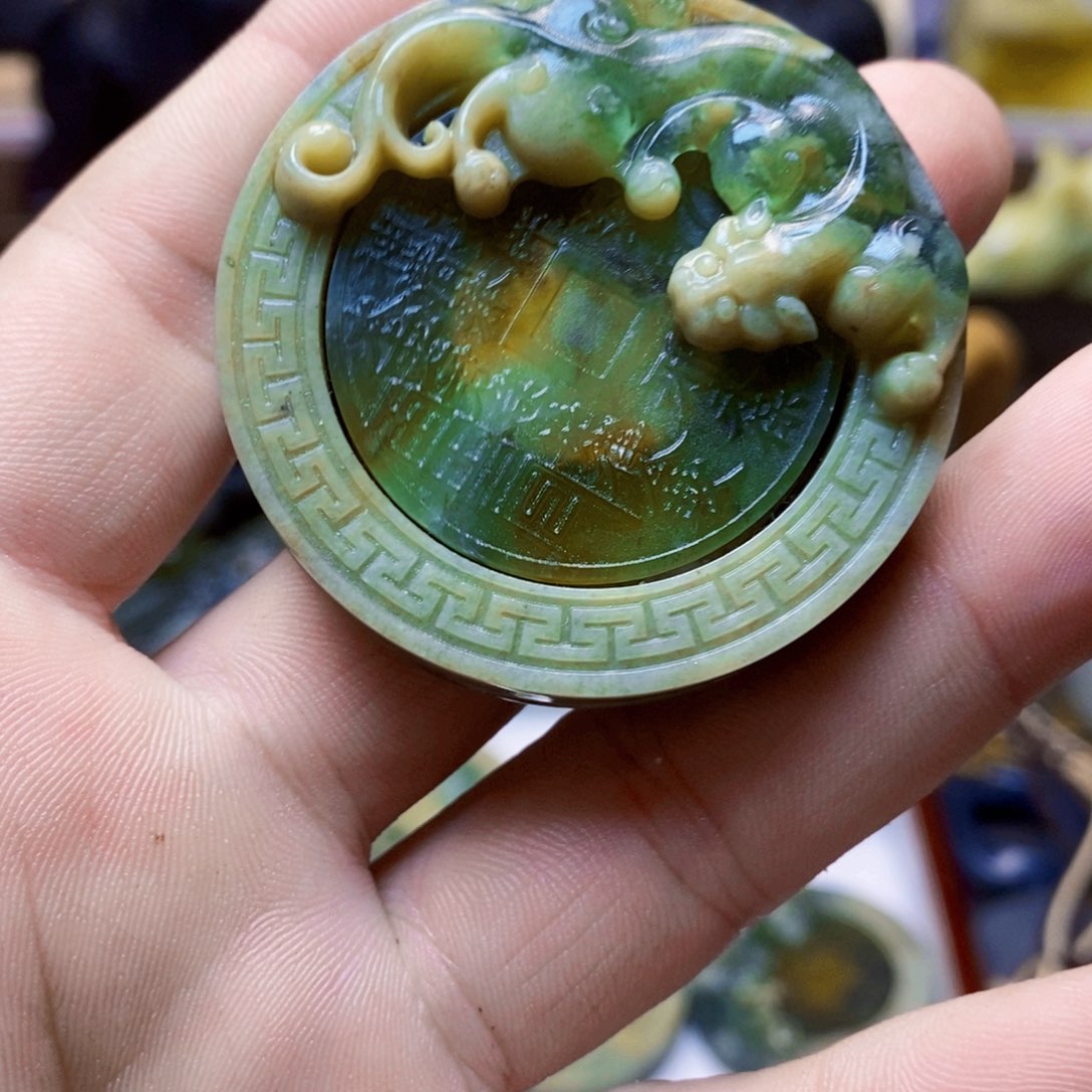水***士蛇纹石玉未镶嵌颈饰