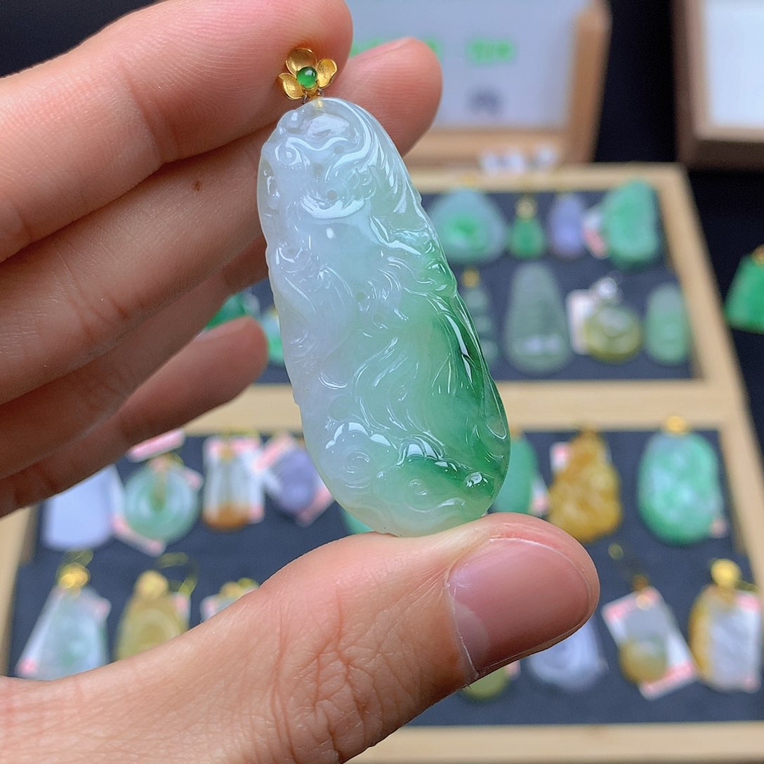 翡翠颈饰18K金镶嵌翡翠