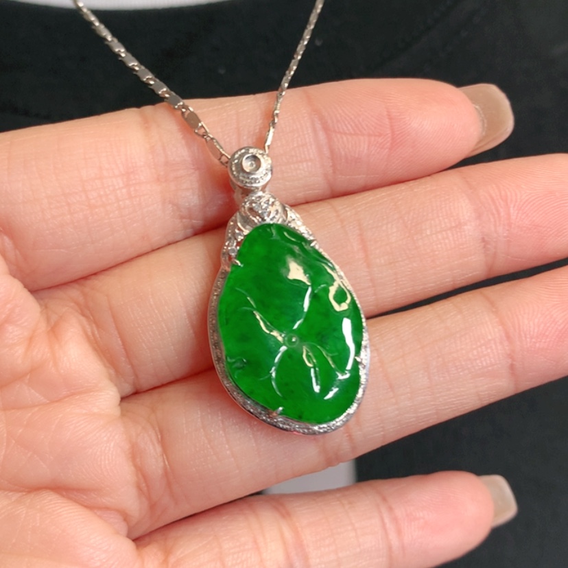 【闪购商品】颈饰18K金镶嵌翡翠荷叶