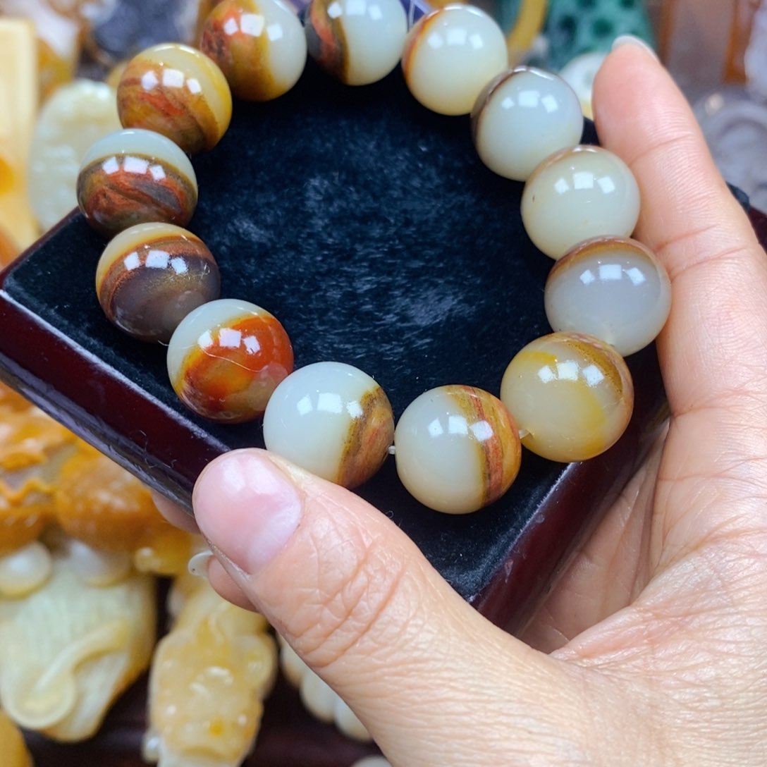 石英质玉（黄龙玉）未镶嵌颈饰