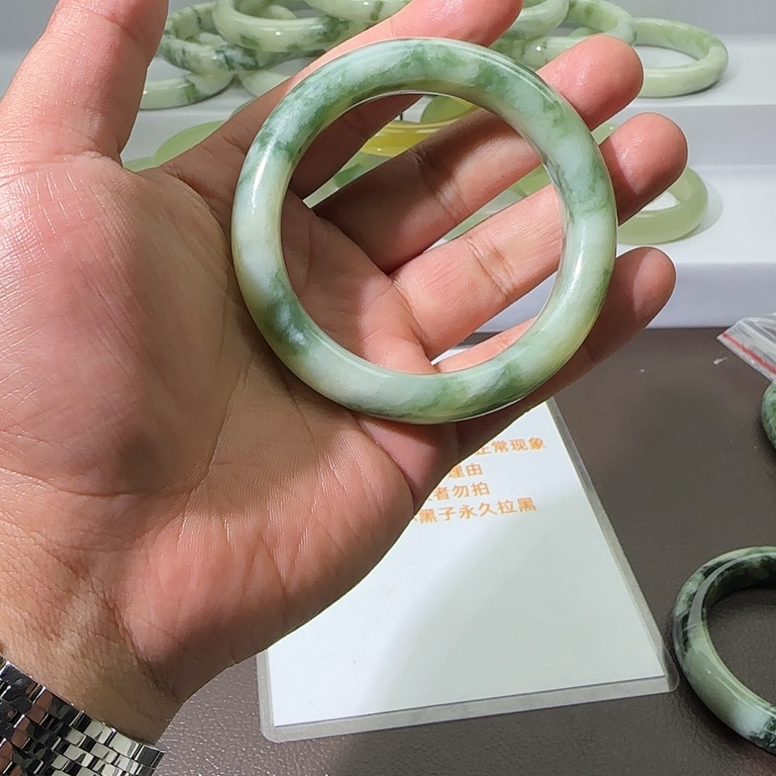 君***歌蛇纹石玉未镶嵌手镯