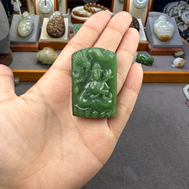 和田玉观音吊坠颈饰
