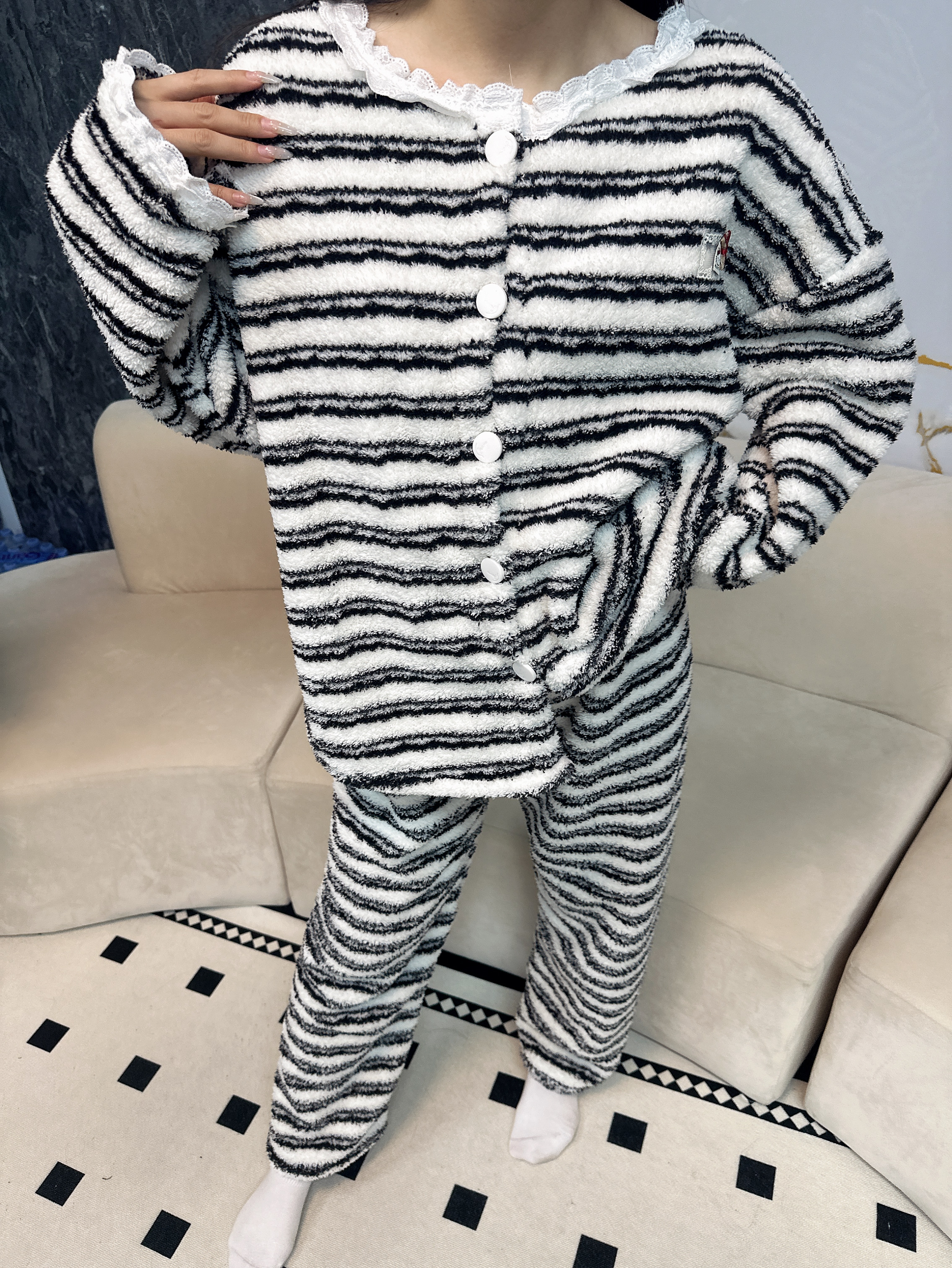 108 -- 睡衣女冬季条纹开衫花边珊瑚绒女休闲套装