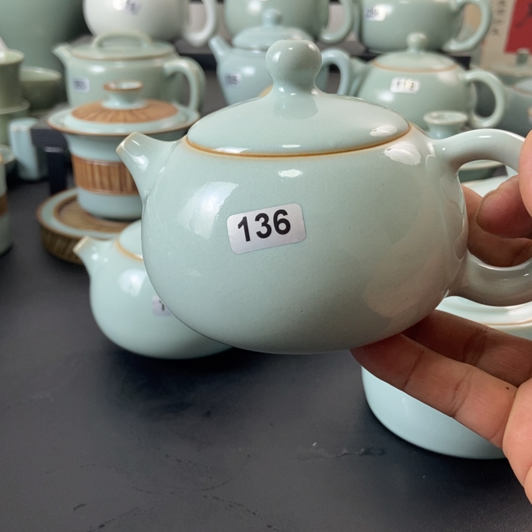 旅***程微瑕天青釉手工西施壶