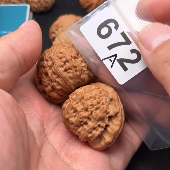 大***。把件桃核白狮子43个