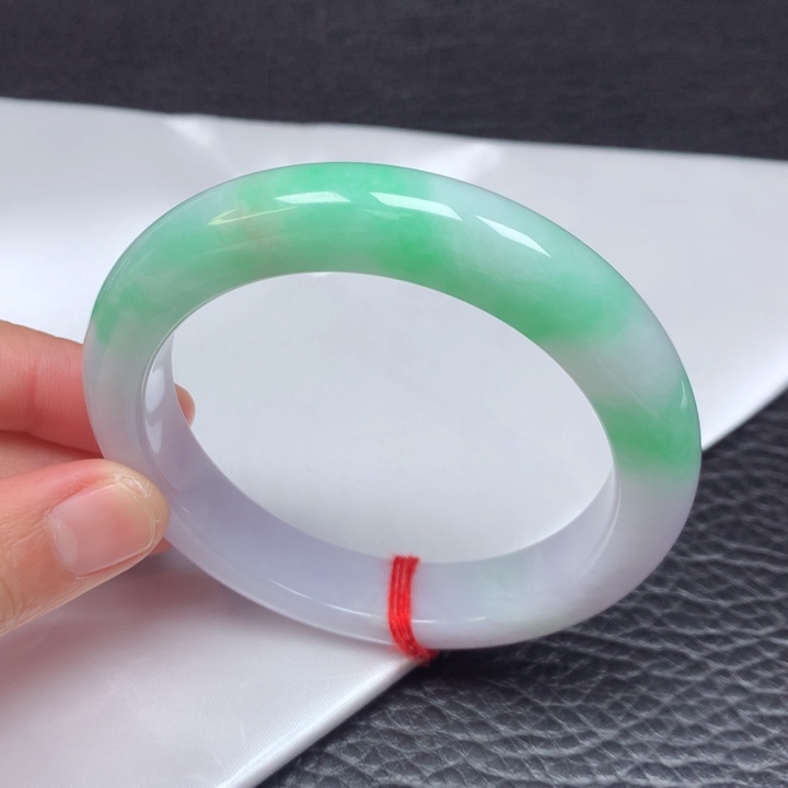 翡翠手镯未镶嵌30。