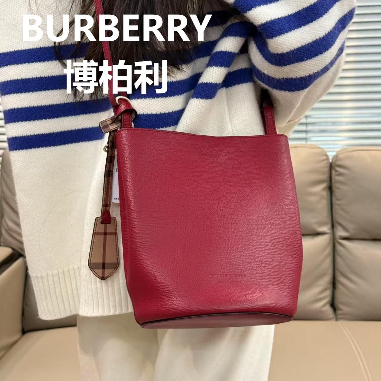 95新 BURBERRY/博柏利 红色水桶斜挎包/68550