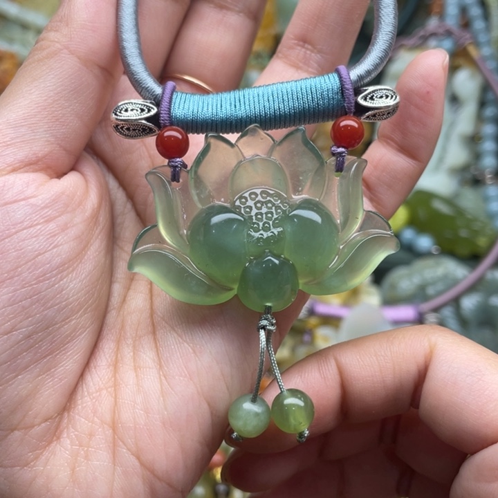 蛇纹石玉吊坠合金