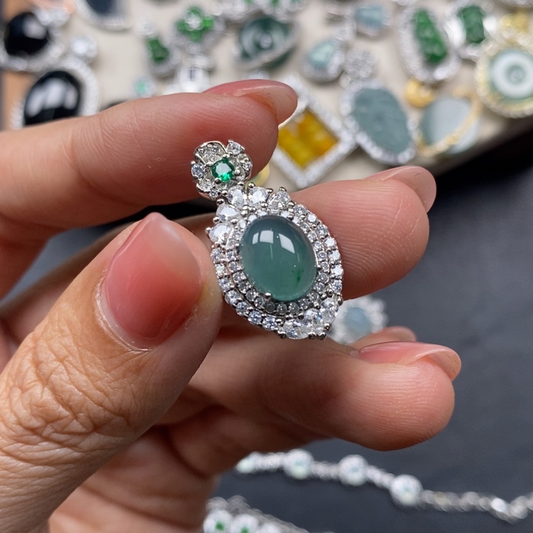 翡翠颈饰未镶嵌翡翠