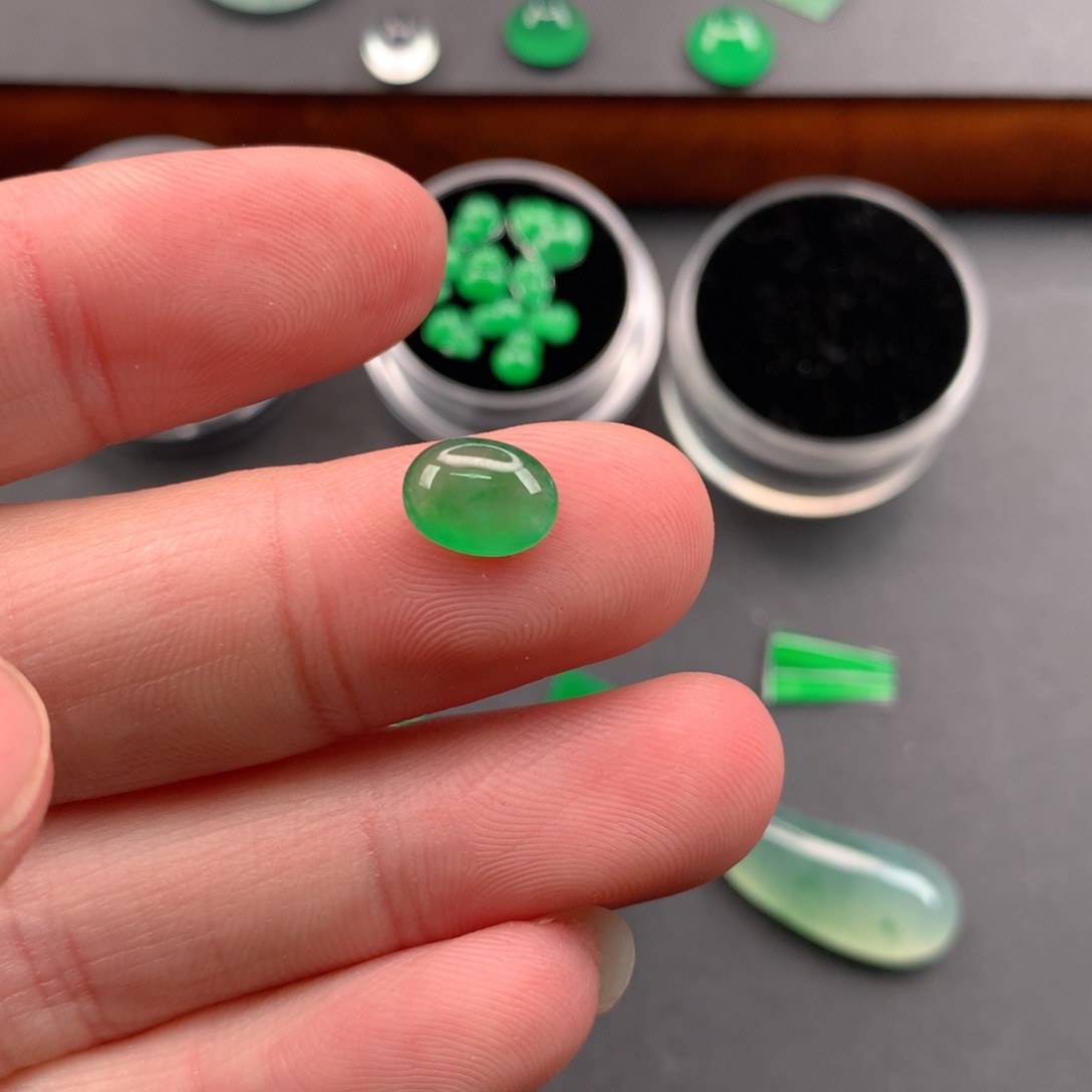 翡翠颈饰未镶嵌蛋面