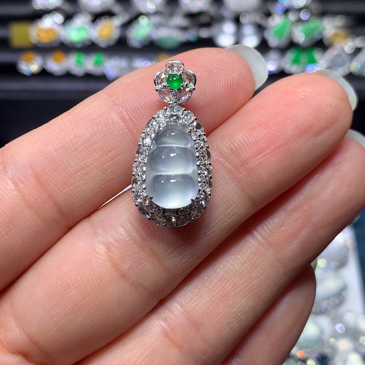 翡翠颈饰18K金镶嵌玻璃种福豆