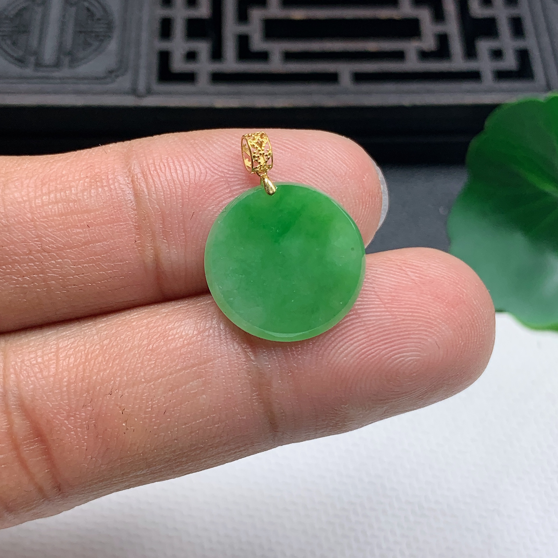 缅甸天然翡翠A货18K金扣精美冰飘绿圆牌吊坠尺寸15.9*2mm