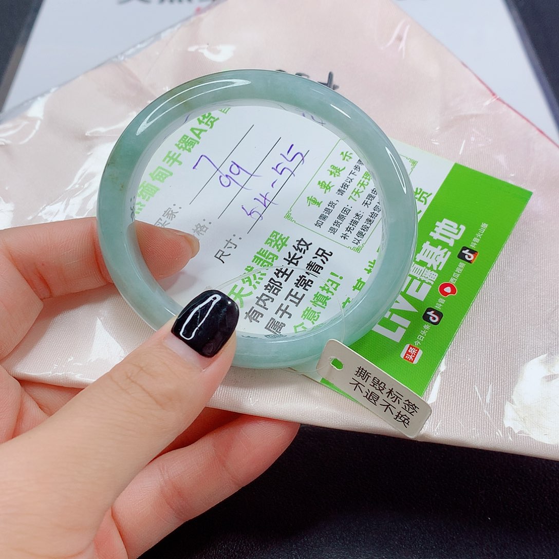 翡翠手镯未镶嵌翡翠
