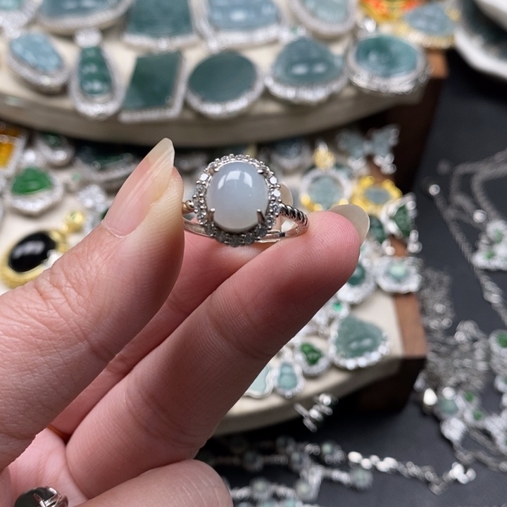 翡翠颈饰未镶嵌翡翠