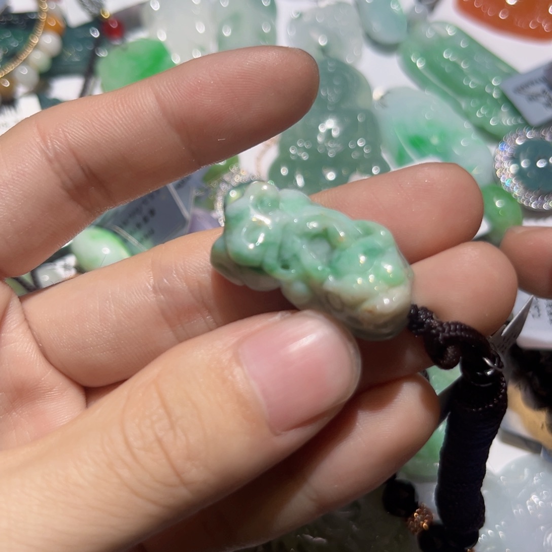 翡翠颈饰未镶嵌翡翠